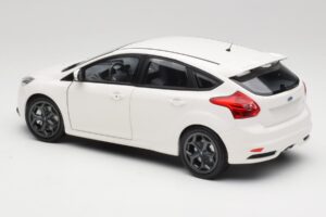 Ford Focus ST Mk2 Baltas Minichamps 1:18 110082004 Metalas - nuotrauka 7 iš 8