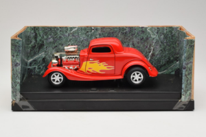 Ford High Tech Raudonas su Liepsna American Muscle 1:18 7726 Metalas
