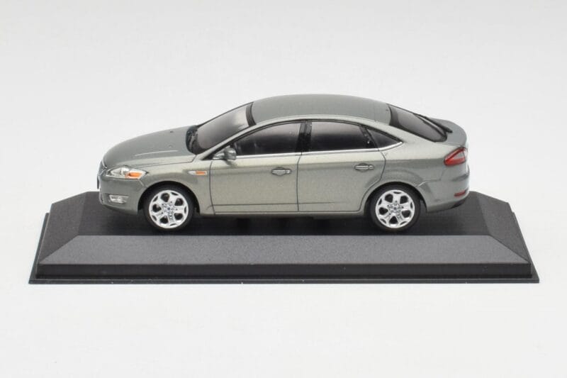Ford Mondeo Mk3 Sedan Pilkas Metallic Minichamps 1:43 IND403086003 Metalas
