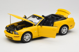 Ford Mustang GT S197 Kabrioletas Screaming Yellow AUTOart 1:18 73062 Metalas - nuotrauka 2 iš 8