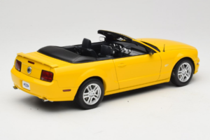 Ford Mustang GT S197 Kabrioletas Screaming Yellow AUTOart 1:18 73062 Metalas - nuotrauka 3 iš 8