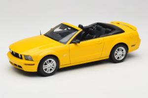 Ford Mustang GT S197 Kabrioletas Screaming Yellow AUTOart 1:18 73062 Metalas