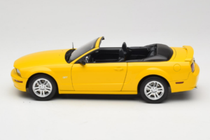 Ford Mustang GT S197 Kabrioletas Screaming Yellow AUTOart 1:18 73062 Metalas - nuotrauka 4 iš 8