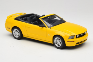 Ford Mustang GT S197 Kabrioletas Screaming Yellow AUTOart 1:18 73062 Metalas - nuotrauka 6 iš 8