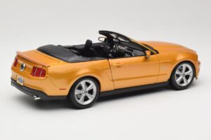 Ford Mustang GT S197 Kabrioletas Auksinis Maisto 1:18 31158 Metalas - nuotrauka 2 iš 7