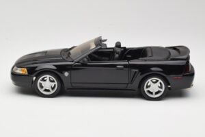 Ford Mustang GT SN95 Kabrioletas Juodas Maisto 1:18 50328 Metalas - nuotrauka 4 iš 8