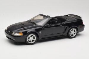 Ford Mustang GT SN95 Kabrioletas Juodas Maisto 1:18 50328 Metalas