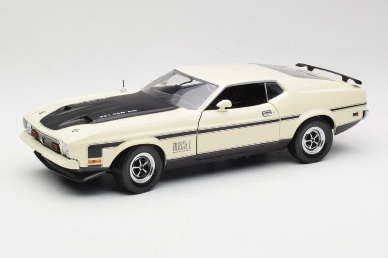 Ford Mustang Mach 1 Baltas Sun Star 1:18 3602 Metalas