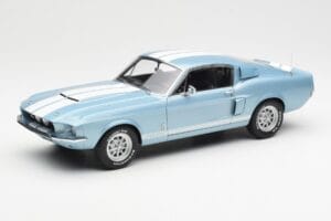 Ford Mustang Shelby GT500 Šviesiai Mėlynas Metalinis Su Baltomis Juostomis AUTOart 1:18 72907 Metalas