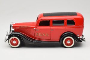 Ford Sedan Raudonas Solido 1:18 8066 Metalas - nuotrauka 4 iš 8