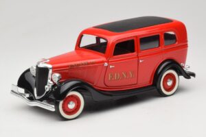 Ford Sedan Raudonas Solido 1:18 8066 Metalas