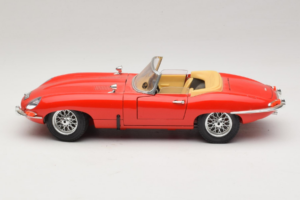Jaguar E-Type Series 1 Kabrioletas Raudonas Bburago 1:18 3038 Metalas - nuotrauka 4 iš 8