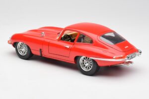 Jaguar E-Type Raudonas Bburago 1:18 3018 Metalas - nuotrauka 7 iš 8