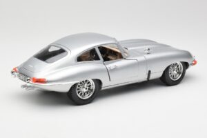 Jaguar E-Type Series 1 Sidabrinis Bburago 1:18 3018-M2 Metalas - nuotrauka 3 iš 8