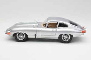 Jaguar E-Type Series 1 Sidabrinis Bburago 1:18 3018-M2 Metalas - nuotrauka 4 iš 8