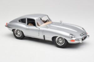 Jaguar E-Type Series 1 Sidabrinis Bburago 1:18 3018-M2 Metalas - nuotrauka 6 iš 8