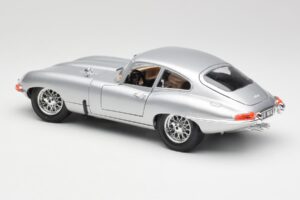 Jaguar E-Type Series 1 Sidabrinis Bburago 1:18 3018-M2 Metalas - nuotrauka 7 iš 8