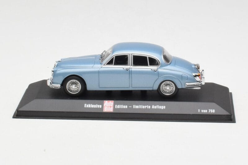 Jaguar Mk II Blue Metallic Minichamps 1:43 433130604 Metalas