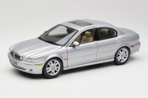 Jaguar X-Type Sidabrinis Maisto 1:18 7271328 Metalas