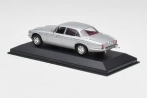 Jaguar XJ12 Series II Sidabrinis Minichamps 1:43 400130401 Metalas - nuotrauka 3 iš 4
