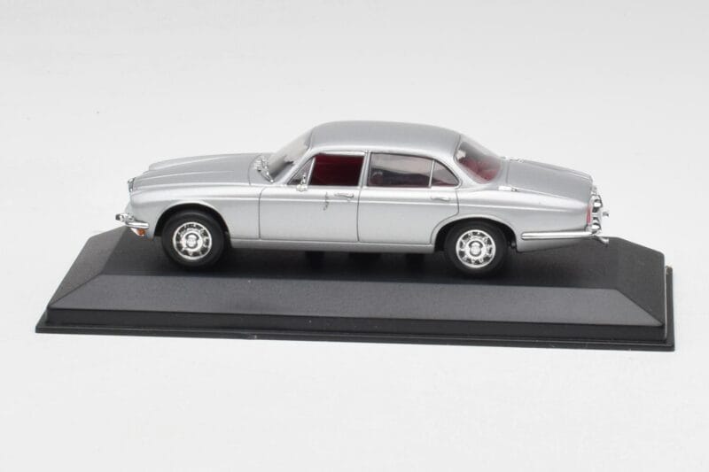 Jaguar XJ12 Series II Sidabrinis Minichamps 1:43 400130401 Metalas
