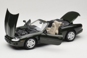 Jaguar XK8 Green Metallic Šviesiai Pilkas Interjeras Maisto 1:18 31836 Metalas - nuotrauka 2 iš 8