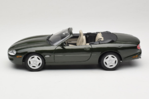 Jaguar XK8 Green Metallic Šviesiai Pilkas Interjeras Maisto 1:18 31836 Metalas - nuotrauka 4 iš 8