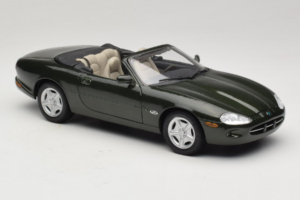 Jaguar XK8 Green Metallic Šviesiai Pilkas Interjeras Maisto 1:18 31836 Metalas - nuotrauka 6 iš 8