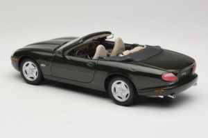 Jaguar XK8 Green Metallic Šviesiai Pilkas Interjeras Maisto 1:18 31836 Metalas - nuotrauka 7 iš 8
