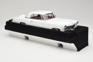 Lincoln Continental Mark II Baltas Road Signature 1:18 20078-P1 Metalas - nuotrauka 4 iš 6