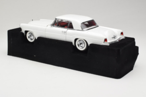 Lincoln Continental Mark II Baltas Road Signature 1:18 20078-P1 Metalas - nuotrauka 5 iš 6