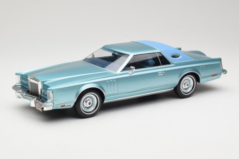 Lincoln Continental Mark V Blue Metallic MCG 1:18 MCG18369 Metalas