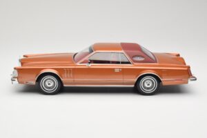 Lincoln Continental Mark V Crystal Apricot Metallic MCG 1:18 MCG18370 Metalas - nuotrauka 3 iš 6