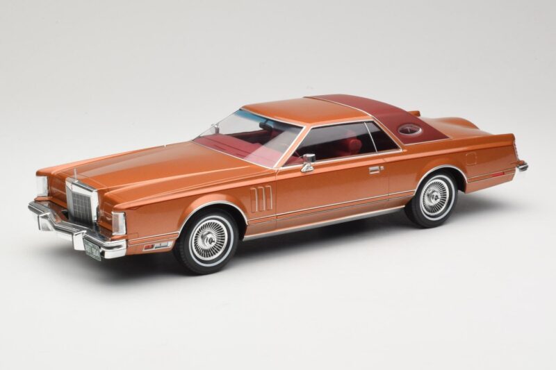 Lincoln Continental Mark V Crystal Apricot Metallic MCG 1:18 MCG18370 Metalas