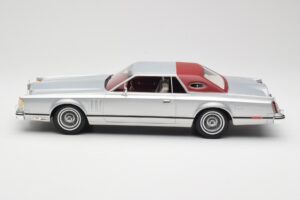 Lincoln Continental Mark V Coupe Sidabrinis BoS Models 1:18 BOS084 Derva - nuotrauka 3 iš 6