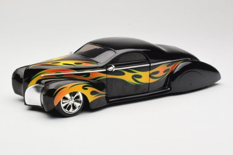 Lincoln Zephyr Scrape Custom Juodas su Liepsnomis Hot Wheels 1:18 57319 Metalas