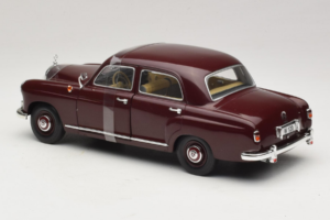 Mercedes 180 Ponton Tamsiai Raudonas Revell 1:18 08876 Metalas - nuotrauka 5 iš 6
