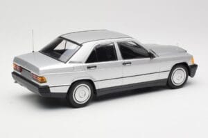 Mercedes 190E W201 Sidabrinis Minichamps 1:18 155037004 Metalas - nuotrauka 2 iš 6