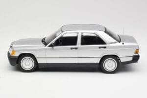 Mercedes 190E W201 Sidabrinis Minichamps 1:18 155037004 Metalas - nuotrauka 3 iš 6