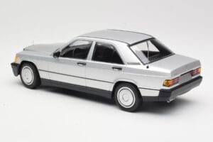 Mercedes 190E W201 Sidabrinis Minichamps 1:18 155037004 Metalas - nuotrauka 5 iš 6