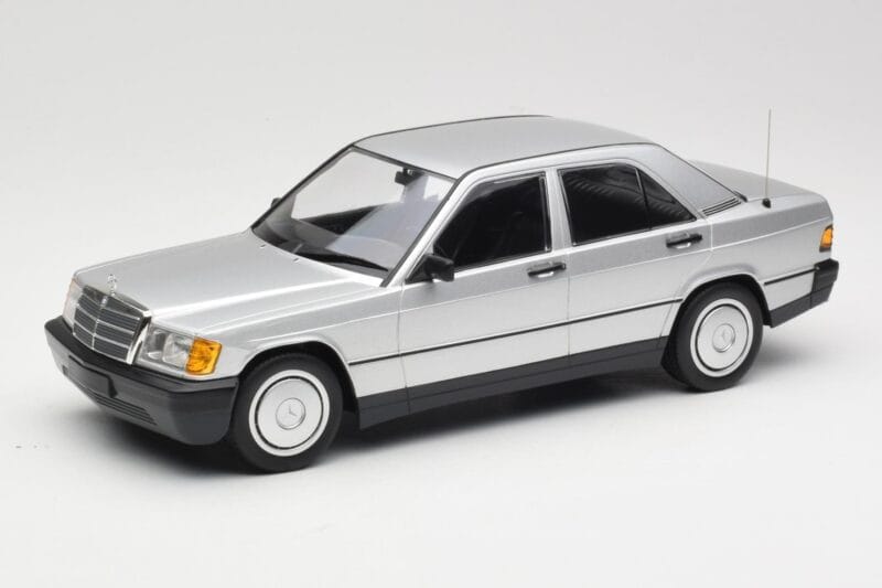 Mercedes 190E W201 Sidabrinis Minichamps 1:18 155037004 Metalas