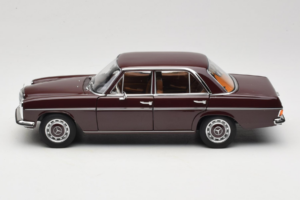 Mercedes 200 W115 Tamsiai Raudonai Ruda Norev 1:18 183778 Metalas - nuotrauka 4 iš 8
