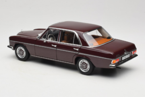 Mercedes 200 W115 Tamsiai Raudonai Ruda Norev 1:18 183778 Metalas - nuotrauka 7 iš 8