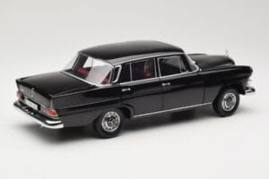 Mercedes 200 W110 Juodas Norev 1:18 183574 Metalas - nuotrauka 3 iš 8