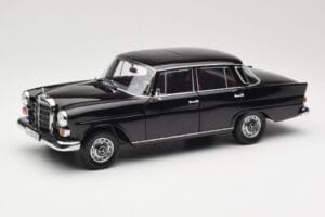Mercedes 200 W110 Juodas Norev 1:18 183574 Metalas