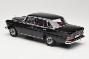 Mercedes 200 W110 Juodas Norev 1:18 183574 Metalas - nuotrauka 7 iš 8