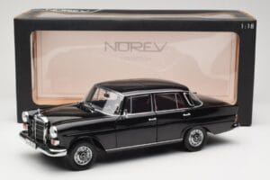 Mercedes 200 W110 Juodas Norev 1:18 183574 Metalas - nuotrauka 8 iš 8
