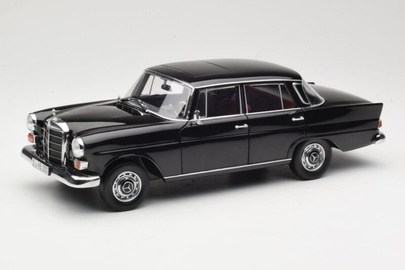 Mercedes 200 W110 Juodas Norev 1:18 183574 Metalas