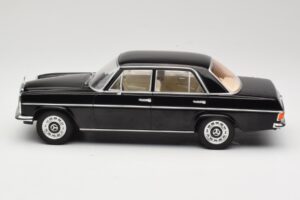 Mercedes 220D W115 Juodas MCG 1:18 MCG18117 Metalas - nuotrauka 3 iš 6