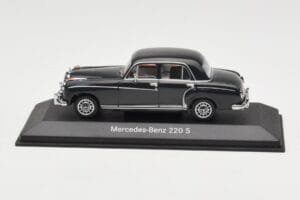 Mercedes 220S W180 Šviesiai Pilkas Minichamps 1:43 B66040534 Metalas